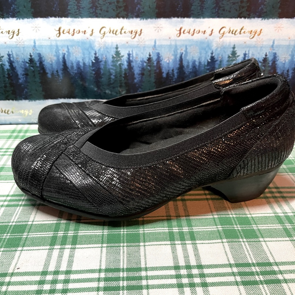 Aravon Black leather upper comfortable heeled slip on size 7